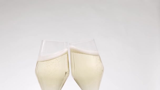 Två Glas Champagne Vit Isolerad Bakgrund Skål Händer Glada Vänner — Stockvideo