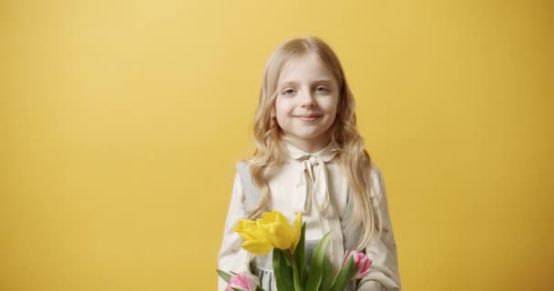 Lycklig Flicka Med Tulpanbukett Statisk Bild Optimistisk Blond Flicka Snygga — Stockvideo