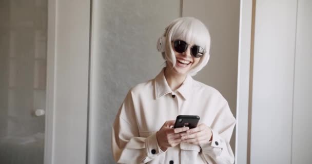 Mujer Joven Feliz Con Pelo Blanco Escuchando Música Pop Energética — Vídeo de stock