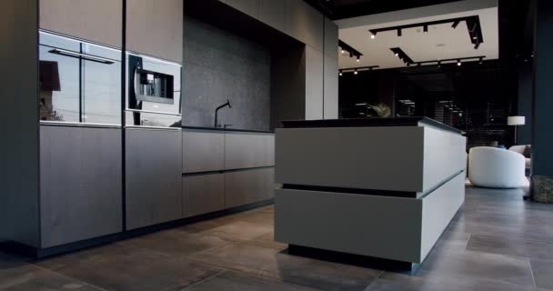 奢华的厨房 有一个岛 豪华住宅的现代室内装饰 现代铬水龙头 现代宽敞的木制厨房 新家的简约设计 新古典主义风格 舒适的内部 — 图库视频影像