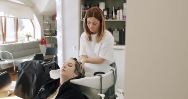 Mencuci Rambut Dan Memijat Kepala Salon Kecantikan Sebelum Potong Rambut — Stok Video
