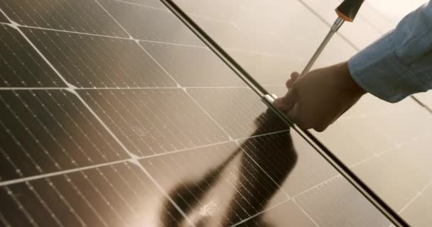 在金属台上安装太阳能电池板的作物技师 连接太阳能电池板的技术员 为金属平台系统安装太阳能电池板的电气螺丝刀技师 — 图库视频影像