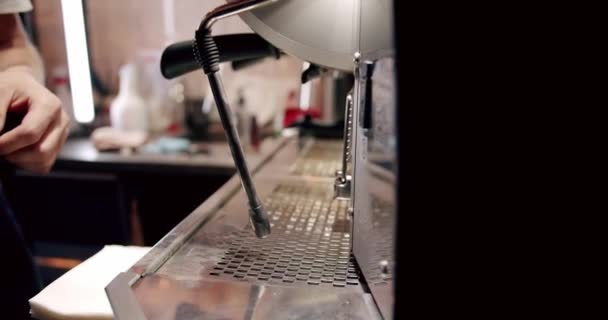 用杯子把咖啡从机器上倒出来 浓缩咖啡机制造新鲜咖啡 咖啡因 流动新鲜的地面咖啡 喝烤黑咖啡一杯白葡萄酒中的浓缩咖啡 — 图库视频影像
