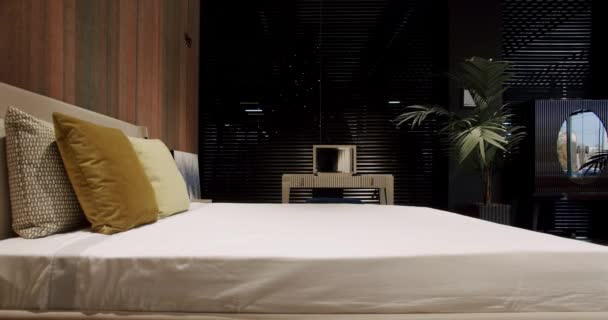 Modern Hotel Sovrum Interiör Och Säng Med Många Kuddar Minimalistisk — Stockvideo