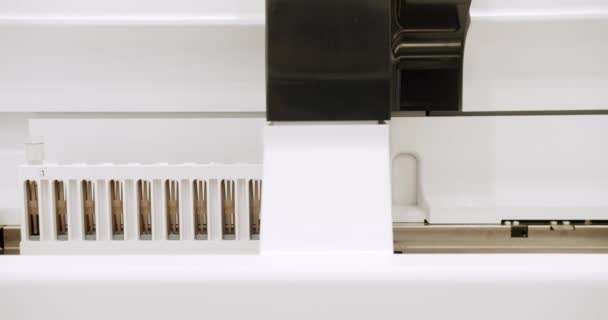 血液検査機は実験室でサンプルをチェックします 作業プロセス中の自動化されたマシン 血液や尿のサンプル分析 バイオラボ医療クリニック化学自動分析装置 — ストック動画