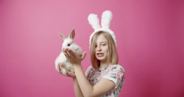Sevimli Tavşancığı Olan Mutlu Kız Paskalya Kutlaması Sırasında Pembe Arka — Stok video