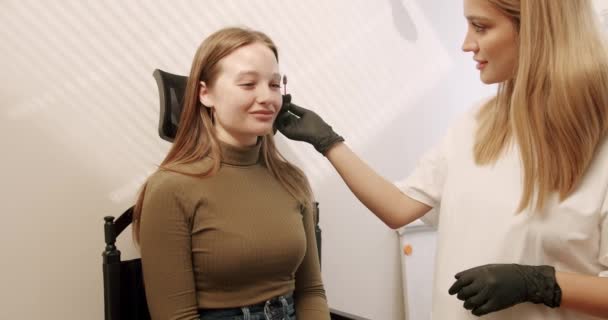 Building Shape Eyebrows Tint Procedure Natural Henna Beauty Salon Close — Videoclip de stoc