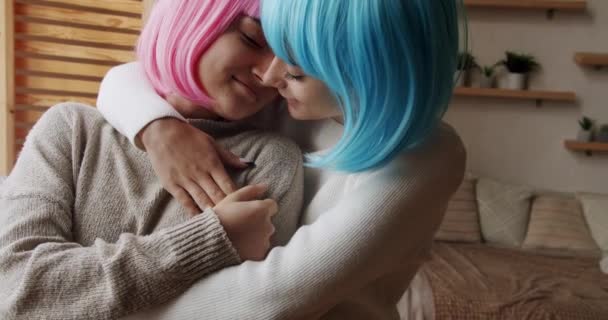 家庭でLbtとレズビアンの女性 青とピンクの髪を楽しんでレズビアンカップルのロマンスと肖像画 愛を分かち合い 手をつなぐ支援をする2人の女性 ライフスタイルと関係 — ストック動画