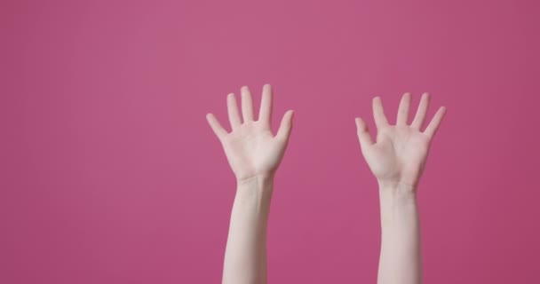 Анонімна Жінка Махає Піднятою Рукою Статичний Знімок Культивування Жіночої Махає — стокове відео