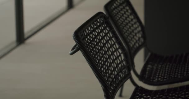 椅子在客厅的家 简约房间内的现代黑色椅子的全景 — 图库视频影像