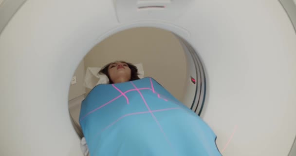 Kvinna Datortomografi Spårning Skott Kvinnliga Patienten Ligger Bordet Glida Maskin — Stockvideo