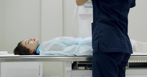 Жінка Пацієнтка Рентгенівському Апараті Пан Лівий Правий Вид Жінки Одноразовому — стокове відео