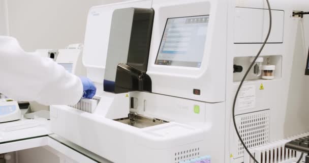 Машина Тестування Крові Перевіряє Зразки Лабораторній Кімнаті Автоматизована Машина Робочому — стокове відео