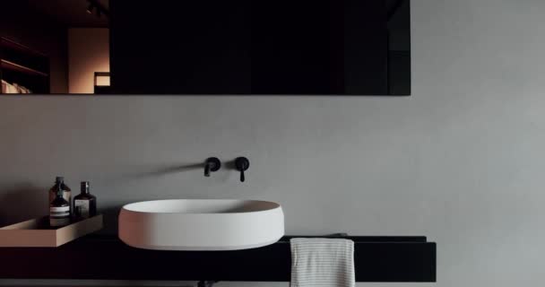 豪华浴室室内为黑色 灰色和白色 内饰极简主义风格 带有棕色木材和浴室配件 镜子和淋浴头 浴缸现代设计 豪华浴室室内 — 图库视频影像
