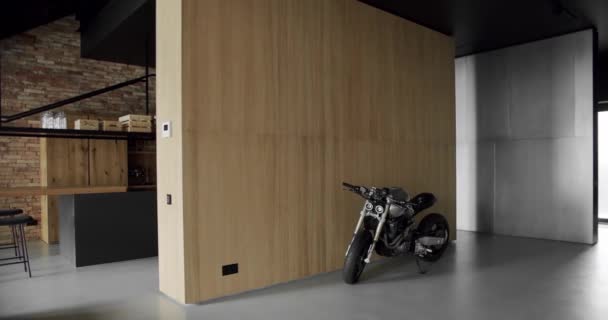 现代极简主义客厅与木制墙壁和运动摩托车 奢华的现代住宅内部 简约家庭内部 舒适的现代家具设计 奢华雅致的房间 — 图库视频影像