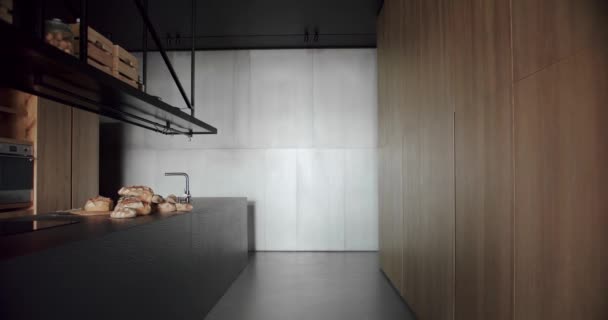 现代宽敞的木制厨房 房地产 奢华的厨房 有岛屿和椅子 新家的简约设计 真正奢华的室内设计 新古典主义风格 舒适的内部 — 图库视频影像