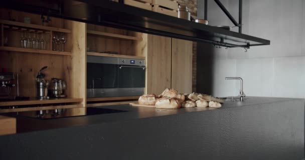 现代宽敞的木制厨房 房地产 奢华的厨房 有岛屿和椅子 新家的简约设计 真正奢华的室内设计 新古典主义风格 舒适的内部 — 图库视频影像