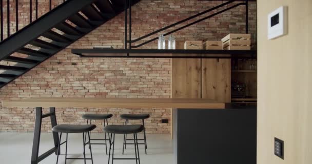 现代宽敞的木制厨房 有墙砖和黑色楼梯 房地产 新家的简约设计 真正奢华的室内设计 新古典主义风格 舒适的内部 — 图库视频影像