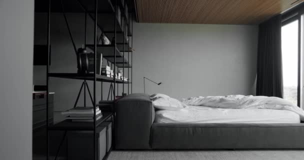 现代卧房的内部和床上有许多枕头 优雅而简朴的卧室 有一张国王床 墙上有书架的内部 房地产 带有家具的现代豪华居室的内部 — 图库视频影像