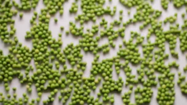 遅い動きで生の緑のエンドウ豆 最上階だ 白い背景で爆発する新鮮な緑のエンドウ豆 — ストック動画