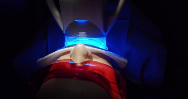 Відбілювання Зубів Стоматологічному Кабінеті Процедура Відбілювання Зубів Ультрафіолетовою Світлою Лампою — стокове відео