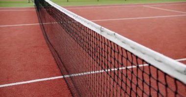 Açık hava halı tenis kortunun bir kısmını örgü ile çekmek. Profesyonel olarak tenis oyna. Hafta sonları ve pazar günleri dinlenmek için. Tenis maçı. Aktif boş zaman oyunu. Tenis ağını kapat.