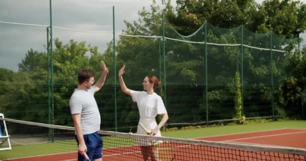 Друзі Грають Теніс Відкритому Килимі Жінка Чоловік Вони Вітають Один — стокове відео