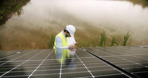 Technician Inspect Solar Cell Farm Field Solar Panels Checking Panels — Wideo stockowe