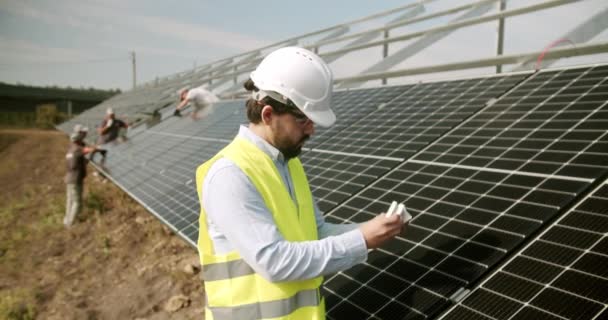 Podłączenie Montaż Paneli Słonecznych Pracownik Zamocować Panele Słoneczne Technik Łączący — Wideo stockowe