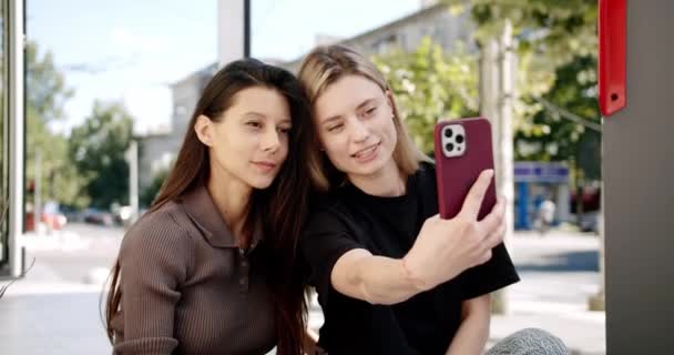 Young Women Using Smartphone Street Handheld Shot Young Girlfriends Casual — Stock Video