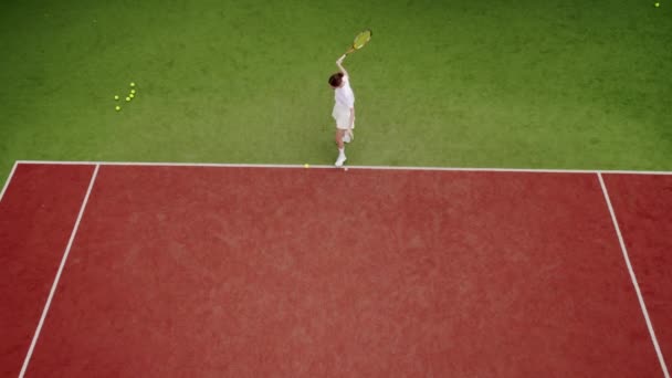 Φίλοι Παίζουν Τένις Υπαίθρια Γήπεδα Χαλιών Αεροσκάφος Πάνω Προς Κάτω — Αρχείο Βίντεο