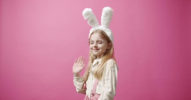 Коллаж Многих Кадров Happy Easter Concept Маленькая Игривая Девочка Кроличьими — стоковое видео