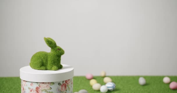 ハッピーイースターコンセプトのための多くの映像からコラージュ 多くの色の卵と隔離された背景に小さなバニーのおもちゃ ハッピーイースターの日 かわいいふわふわのウサギのおもちゃ イースターの日の祭りのシンボル — ストック動画