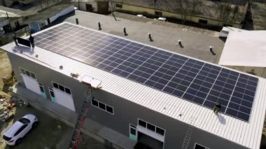 Modern güneş panelleri temiz elektrik üretir. Güneş teknisyenleri evin çatısına güneş panelleri kuruyor. Konsept. Yenilenebilir enerji, teknoloji, elektrik, hizmet, yeşil, gelecek. elektrik santrali. 