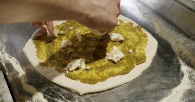 Şef restoran mutfağında pizza hazırlıyor. Büyük hamurlu İtalyan Napoli pizzası. Mutfakta çalış. Pizza ahşap fırına konur. Modern fırın. Pizza.. 