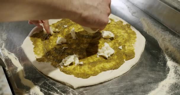 Kocken Lagar Pizza Restaurangköket Italiensk Napolitansk Pizza Med Stor Deg — Stockvideo