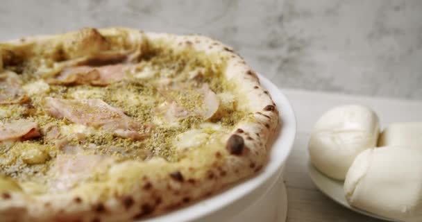 Pizza Hússal Pesto Val Sajttal Parmezánnal Frissen Sütőből Fogyasztásra Kész — Stock videók