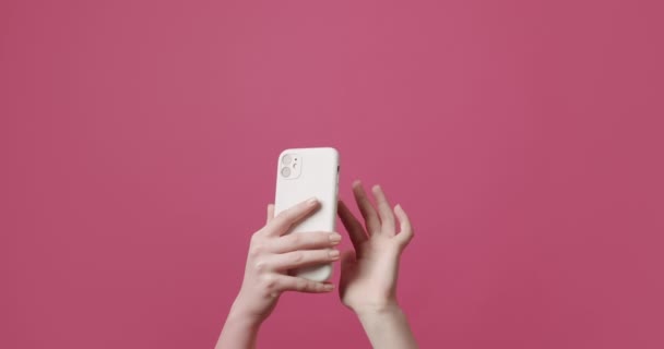 Simsiz Bir Kadın Cep Telefonuna Bakıyor Kırpılmış Kadının Cep Telefonuyla — Stok video