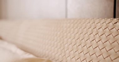 Kumaş Deri desenli yatak ayrıntıları. Minimalist yatak odası. Modern Otel Yatak Odası İçi ve Yatağı. İçi ahşap kaplamalı. Gayrimenkul. Mobilyalı lüks yatak odası. 