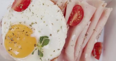 Yağda yumurta, tost, kiraz, jambon ve pastırma ile nefis İngiliz kahvaltısı. Yakın plan. Lezzetli ve sağlıklı bir kahvaltı. Sağlıklı beslenme kavramı. Fast food.