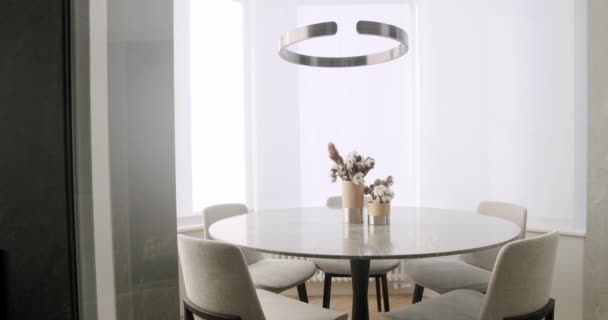 Minimalist Modern White Dining Room White Chairs Minimalist Lamp Minimalist — Stockvideo