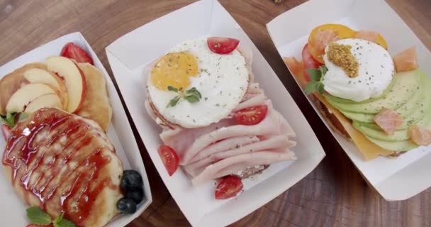 Mehrere Arten Von Frühstück Pfannkuchen Mit Blaubeeren Pfirsich Köstliches Croissant — Stockvideo