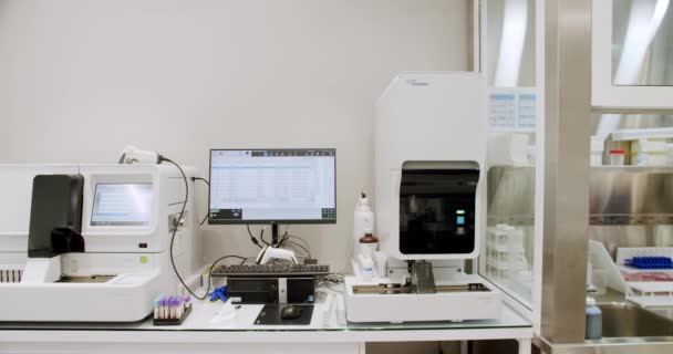 Машина Анализа Крови Проверяет Образцы Лаборатории Автоматизированная Машина Рабочем Процессе — стоковое видео