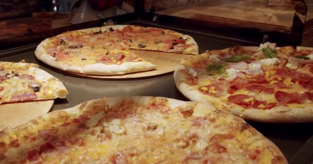 Kawałki Pizzy Wycięte Witrynie Sklepu Gotowe Zamówienia Pizzę Lunch Restauracja — Wideo stockowe