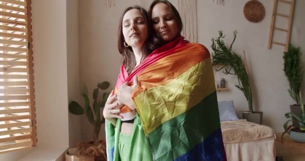 Lgbt Kadınları Evde Dinleniyor Birbirinizi Gökkuşağı Bayrağıyla Kucaklayın Tutun Sevgiler — Stok video