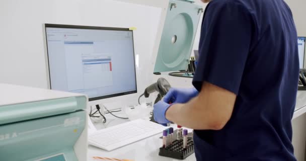 Чоловік Лікар Поміщає Аналізи Крові Центрифугу Зверху Центрифужна Машина Випробувальними — стокове відео