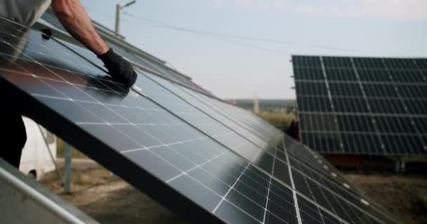 Technician Installing Solar Panels Close Electrician Installing Solar Panel System — Wideo stockowe