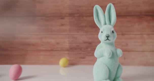 Mały Niebieski Królik Zabawki Tle Drewna Wieloma Jajkami Różnych Kolorach — Wideo stockowe