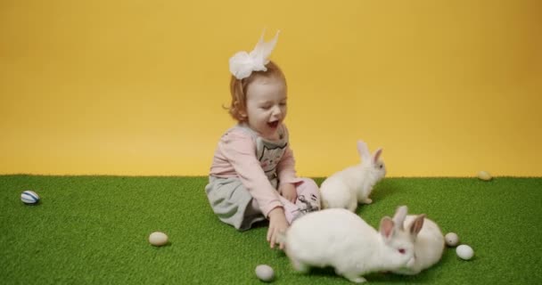 Een Jarig Kind Speelt Met Konijnen Een Groen Tapijt Met — Stockvideo
