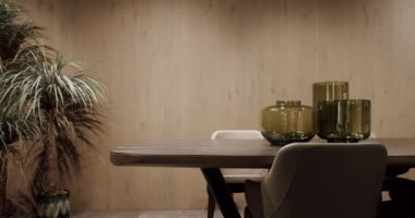 Modern Yemek Odası İçi. Minimalist ahşap yemek masası ve sandalyeler. Modern stil masa. Mutfak odasının içi. Yemek odasında zarif ve rahat bir ev..